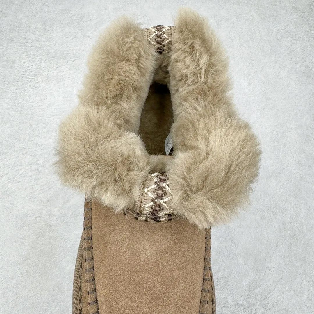 Pick up locally 💰560 UGG 8224 Alpine low-cut autumn and winter sheep fur integrated snow boots. All shoes are made from ZP. Longfeng A-grade Australian imported sheep fur integrated brand OEM production line. Fully follow the ZP process. OEM original pattern maker. Adhering to the principle of no original shoes and no development selection. Pay attention to every detail. The most authentic version on the market TREADLITE "Light Wing" technology outsole Lightweight/durable/flexible/pile size: 35 36 37 38 39 40 Coding: by3936000